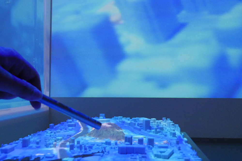 GISを使って作成した立体都市模型と津波浸水想定深度の体験型展示の開発