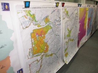危機管理監の部屋に掲示された様々な防災マップ