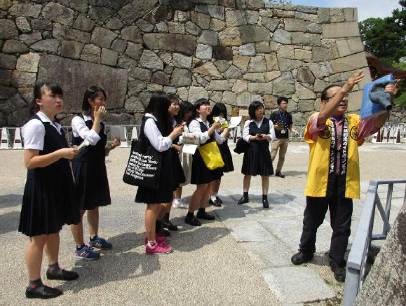 若宮商業高校：名古屋城周辺の現地調査風景