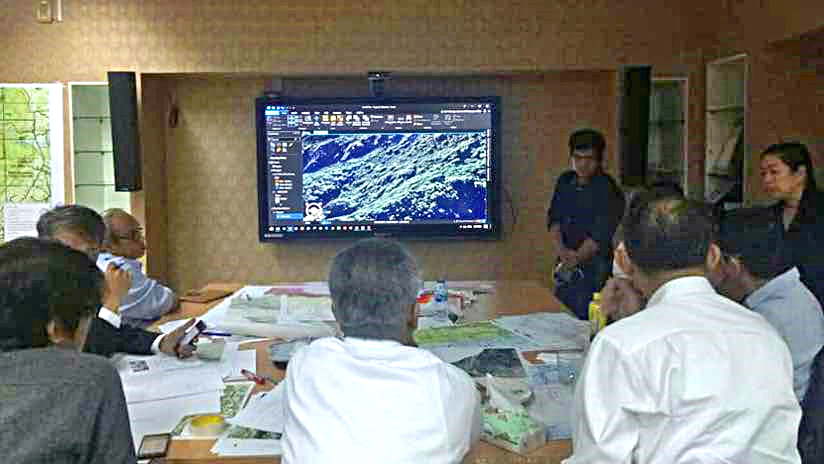 Geohazard Operation Centerの対策室で地図を作成し戦略が検討された