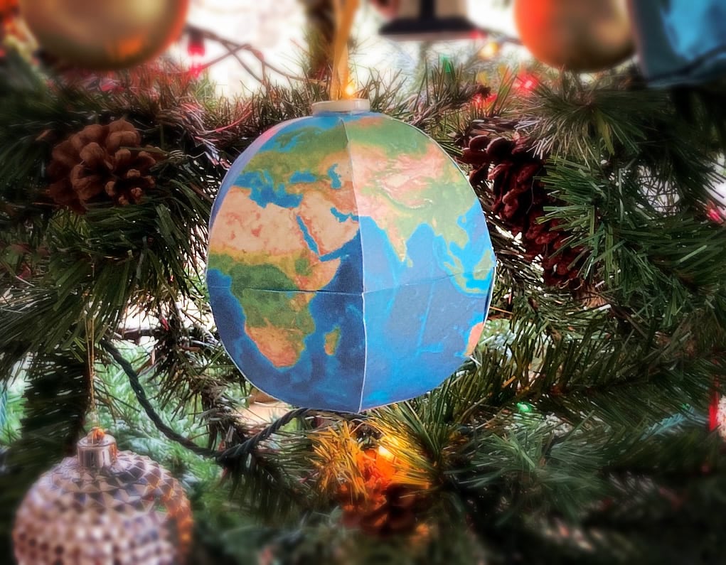クリスマスツリーに地球儀のオーナメントを