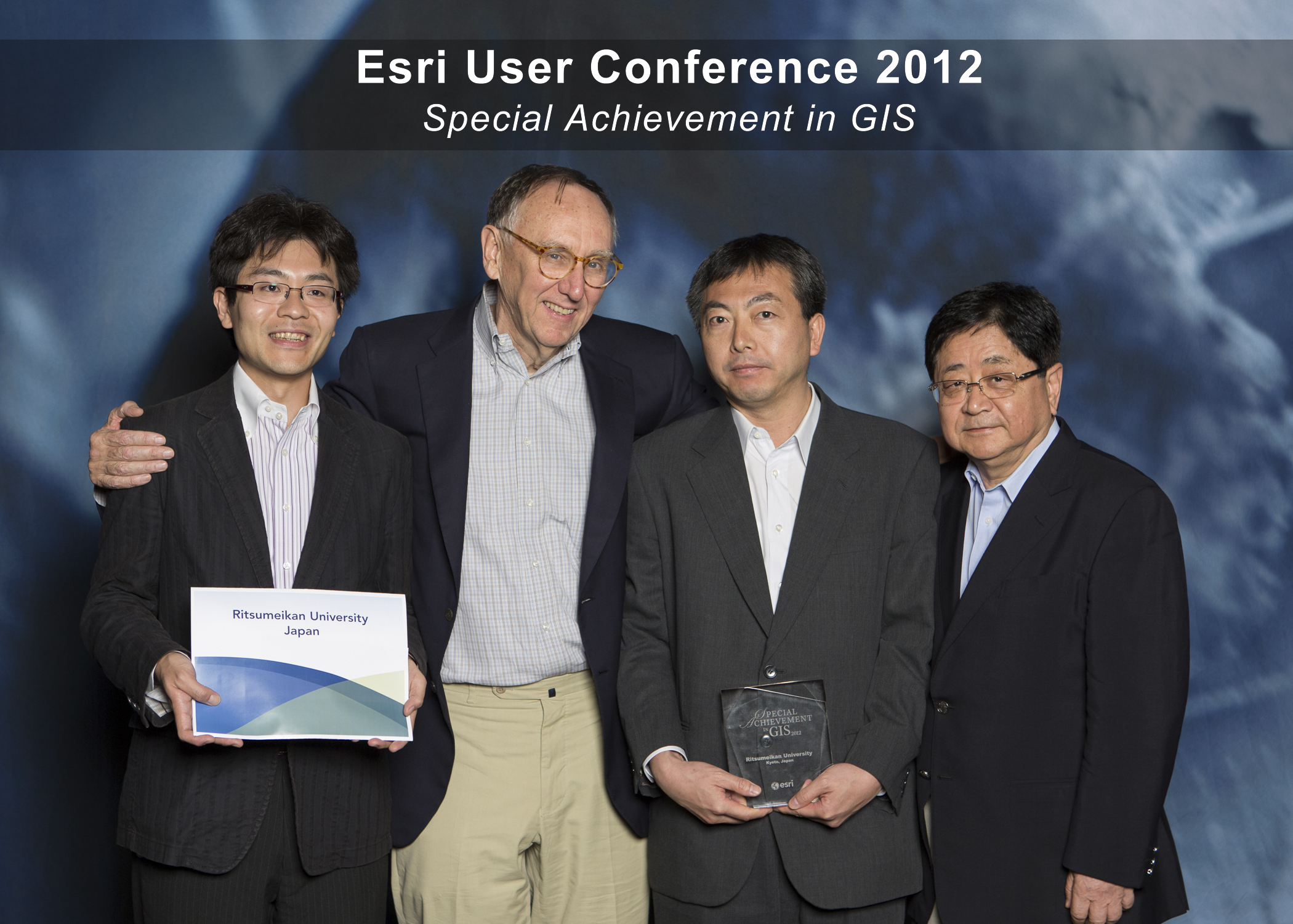 
左から 立命館大学 瀬戸寿一氏、 Esri 社 社長 ジャック・デンジャモンド、 立命館大学 文学部 地域研究学域 教授 矢野桂司氏、ESRIジャパン 代表取締役社長 正木千陽