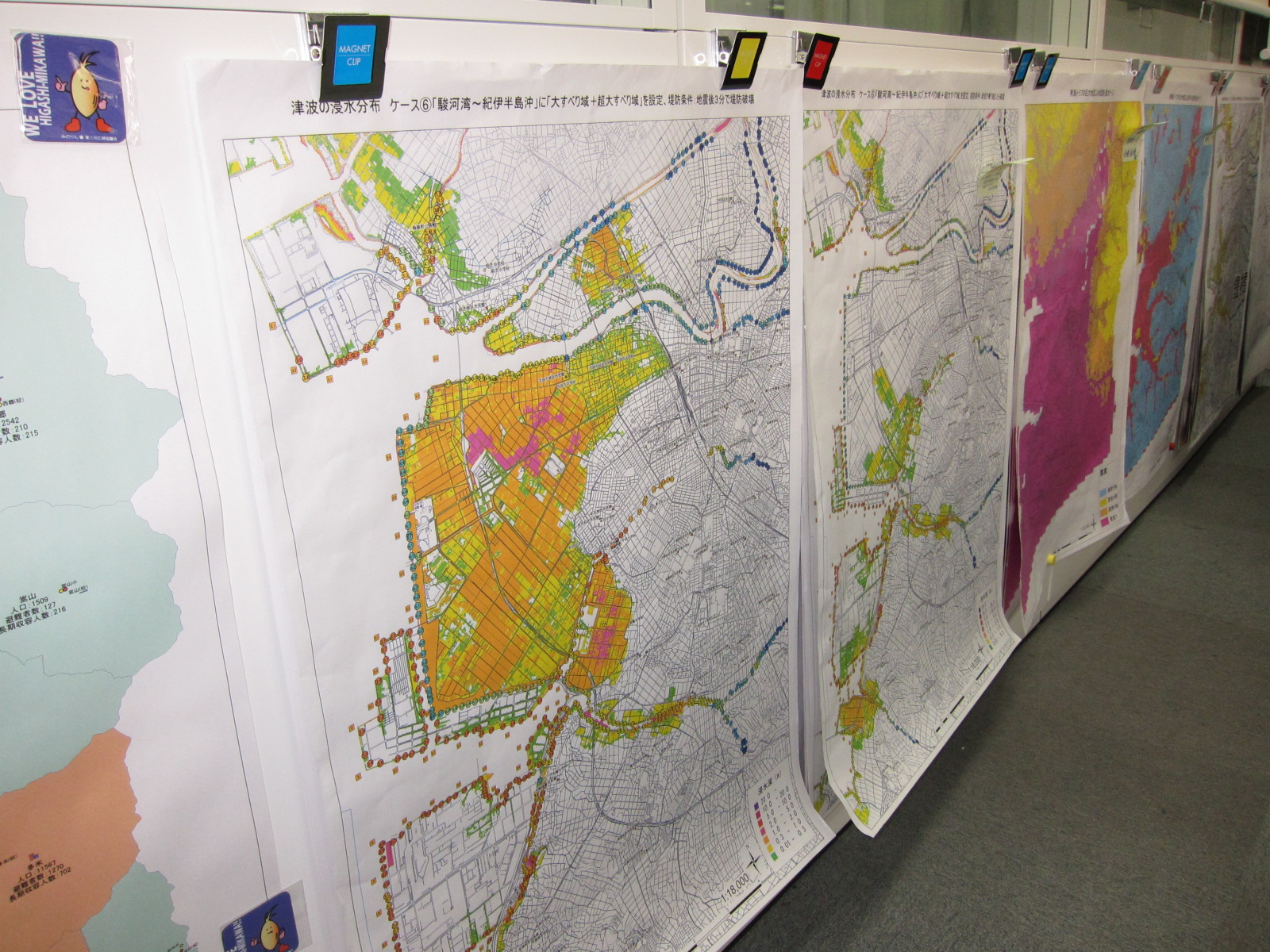 危機管理監の部屋に掲示された様々な防災マップ。
リクエストに応じて様々な地図が自製され情報の 共有がされている。