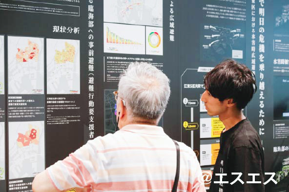 豊洲エリアで実施された都市空間活用実験の記録写真。人の動きと空間活用の傾向を現地観察している様子。