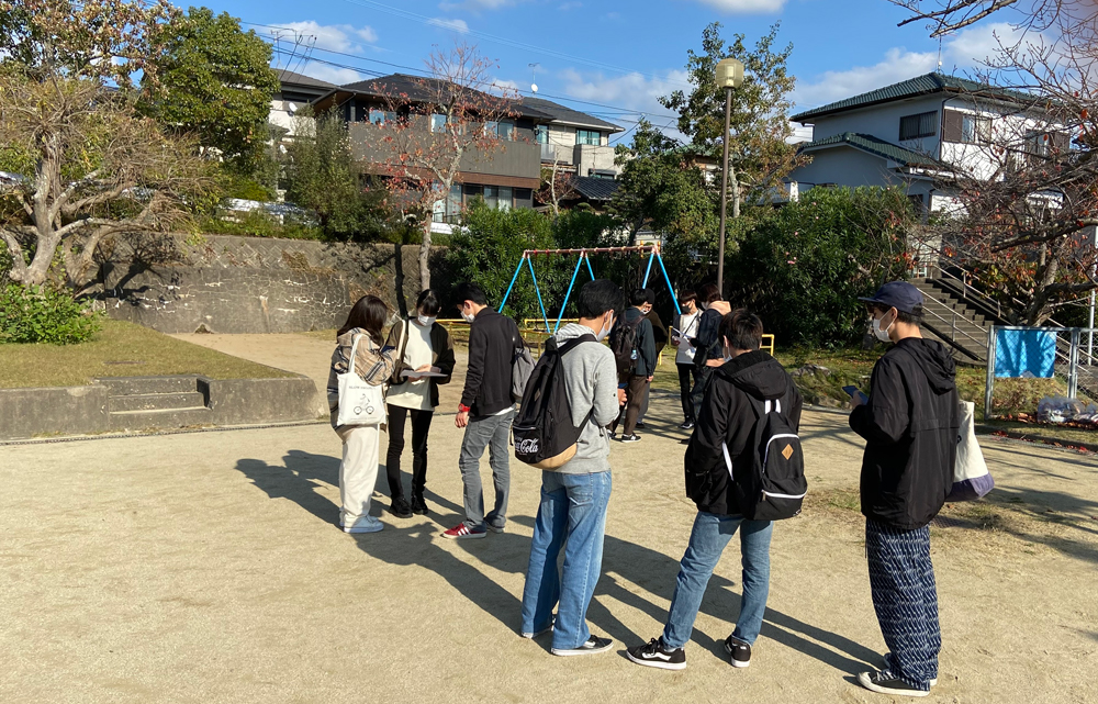 3 年次の「フィールドワーク」での、大学周辺地区のハザードマップ作成の様子