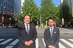 情報システム部長 兼 調査部長 　坪井 哲也 氏（左） 情報システム部 マネジャー 　奈須野 鉄也 氏（右）