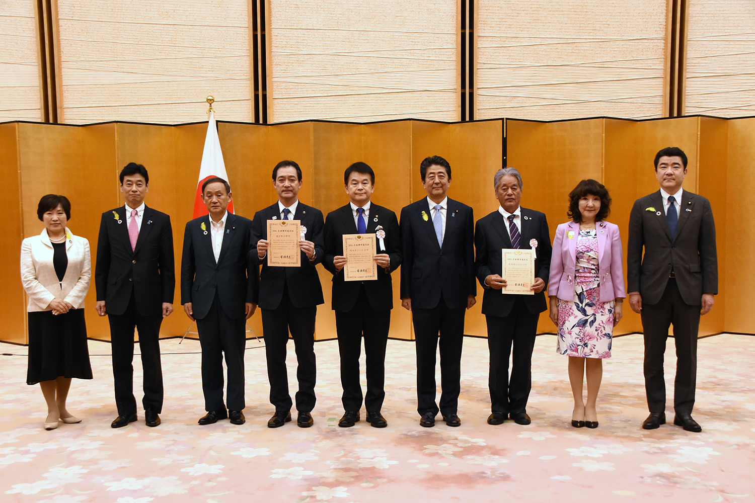 SDGs未来都市選定証交付式
（日野市長　大坪 冬彦 氏：左から 4 人目）