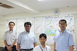 地理情報室 室長　浅川 智雄 氏（左） 係長　横内 宏至 氏（中央左） 労働力人口統計室 室長　中村 英昭 氏（右） 係長　小田 大輔 氏（中央右）