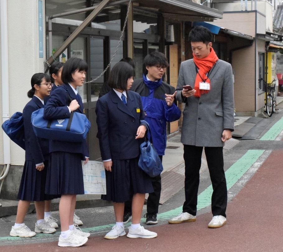 社会科地理的分野「地域学習」の単元において「三津浜安全プロジェクト」と題した「安全教育」をテーマとした授業の様子