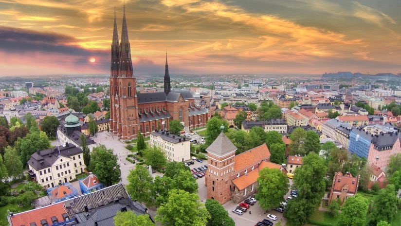 ウプサラ大聖堂は、ウプサラ大学のユニバーシティ ホールとフィリス川に挟まれた町の中心部に位置している。