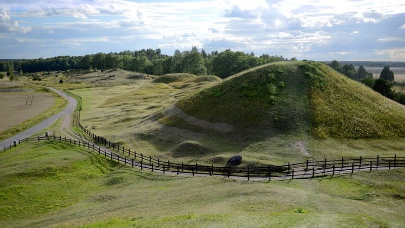 市街地の北にある Gammla Uppsala は、スカンジナビアで最も古く、重要な場所のひとつである。
これらの古墳には、バイキング時代のスウェーデンの王様がいると言われている。