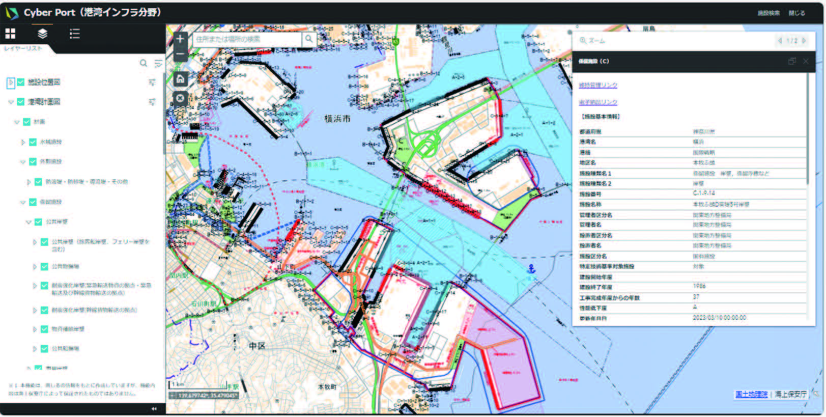 サイバーポート（港湾インフラ分野）GIS 画面 港湾計画図や施設位置図、「海しる」による等深線図を重ね合わせ、施設諸元を表示させている
