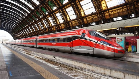 イタリアの鉄道会社Ferrovie dello Stato (FS) Italiane Groupのホームと鉄道の写真