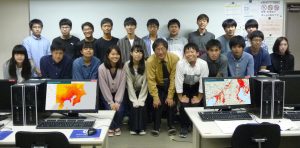 文学部地理学科 教授 木村 圭司 氏（中央）と GIS 勉強会参加の皆さん