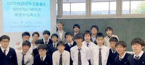 桐蔭学園高等学校 地理科 石橋 生 教諭 （最後列左から2番目）と高校男子部 GIS ゼミの 皆さん、東京大学 小口 高 教授ら
