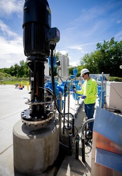 下水道業界では、ポンプ場や処理場は水平方向の資産であるパイプとは対照的に、垂直方向の資産と呼ばれている。