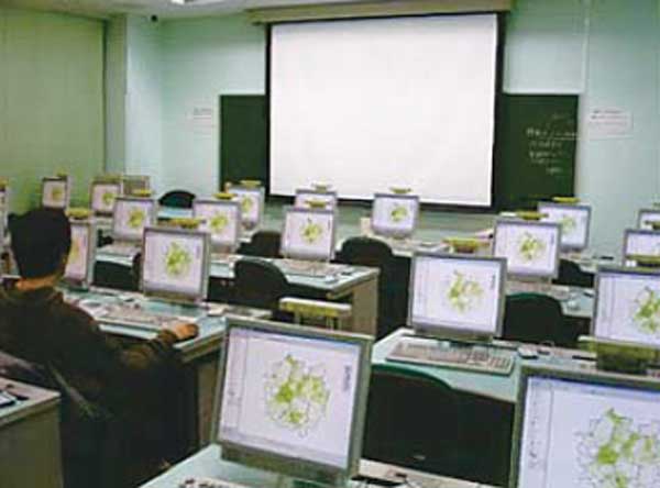 写真: 青山学院大学
経済学部 GISラボラトリー