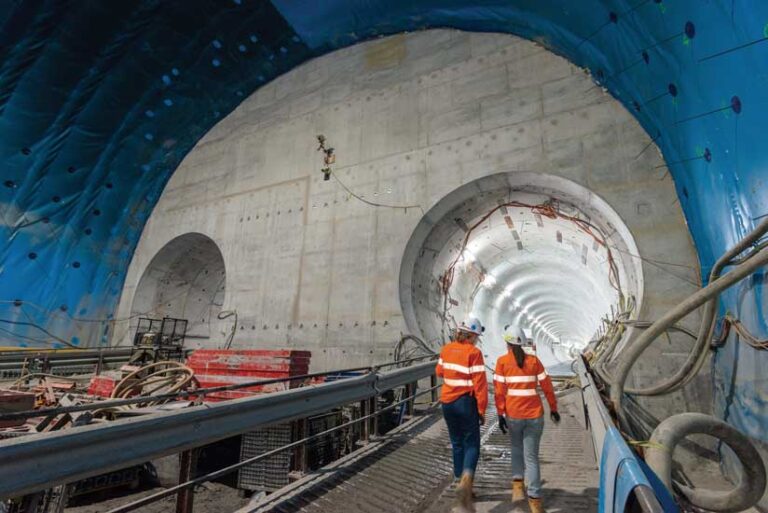 労働者たちはローマストリートの洞窟に入り、検査を行う。