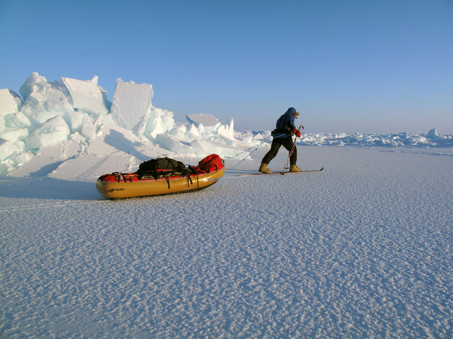 氷がぶつかり合ってできた氷丘脈をスキーで通り過ぎるチームのメンバー
Photo courtesy of Walking with the Wounded.