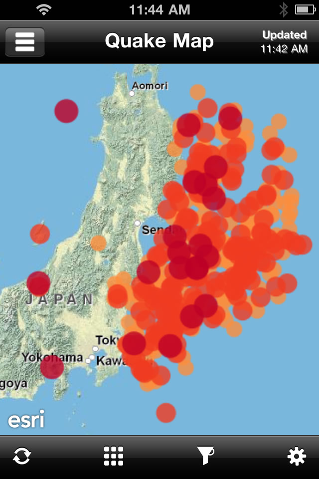 図3.QuakeFeed というアプリを使い、日本近郊で発生した地震の震源地を表した画像。大地震が発生した一週間後にスマートフォンを使って表示したもの