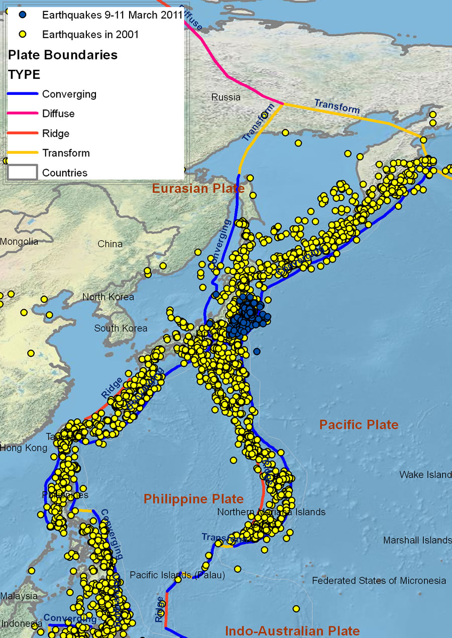 図4.2001年に発生した地震と2011年3月9日から11日にかけて発生した地震をArcGISで比較した図。3月11日に発生した地震のマグニチュードは桁外れに大きかったものの、この地域における地震自体は珍しくないという事がわかる。同じようにデータを見てみると、周辺地域のプレート境界線が日本を中心としてXの文字を描くように存在することもわかる