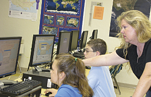 スーザン・オイヤー先生と生徒達。