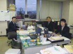 左から山崎主幹、廣川主査、稲田主事