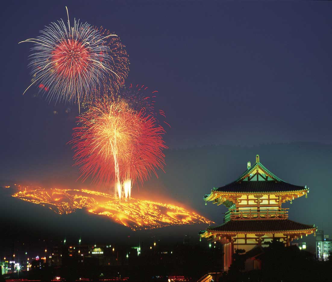 平城京跡から望む奈良の冬の風物詩、山焼き写真提供:(社)奈良市観光協会