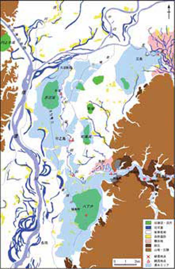 2004年の7・13水害の浸水域をジオリファレンスしてエディターでポリゴン化し、当該領域周辺の地形分類図に重ね合わせた図。
浸水域が後背低地と旧潟湖の位置に一致することが明らか。すなわち、このときの洪水はかつての地形形成の場面を再現したにすぎないといえる。
