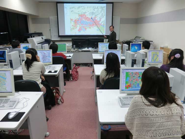 図2 GIS共同利用室での授業