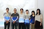塚本章宏 准教授（左から3番目） 河原崎貴光准教授（左から2番目） と研究室 の皆さん