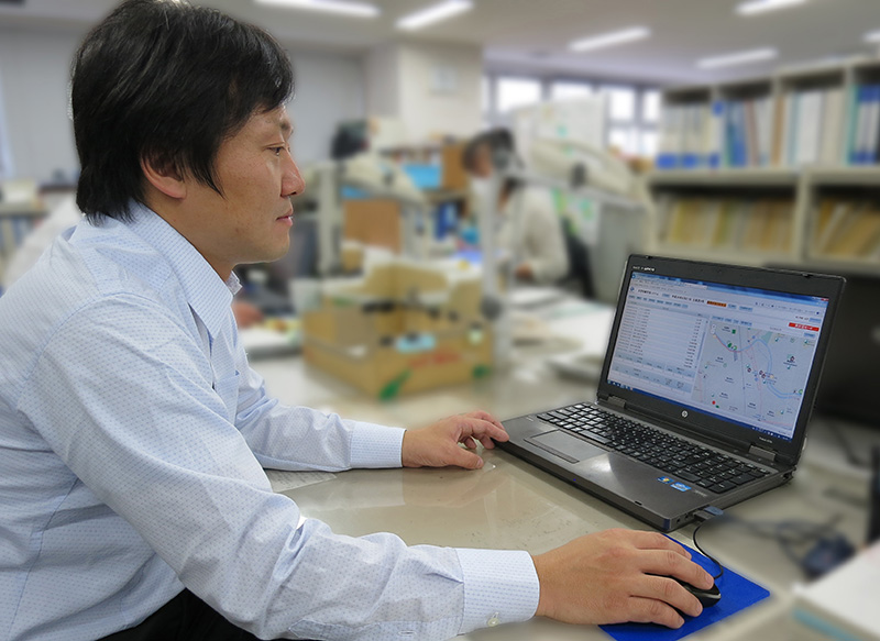 庁内でシステムが利用されている様子