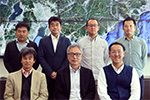 三遠南信地域連携研究センター 教授 蒋 湧 氏 （前列、中央） 教授 湯川 治敏 氏 （前列、左） 教授 駒木 伸比古 氏 （後列、中央左） 准教授 飯塚 隆藤 氏 （前列、右） 助教 小川 勇樹 氏 （後列、中央右） 助教 村山 徹 氏 （後列、左） 研究員 鈴木 伴季 氏 （後列、右）
