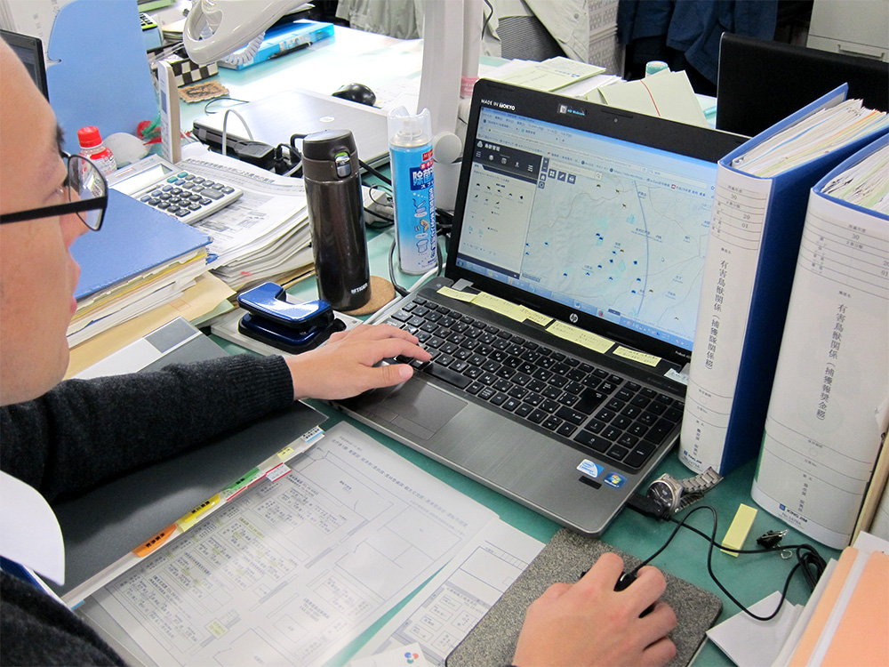 有害鳥獣の目撃・捕獲情報を確認する様子