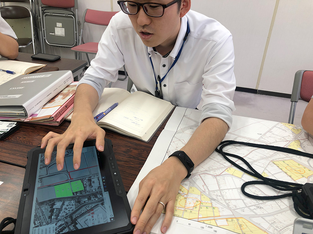 タブレットアプリを使用して調査している様子