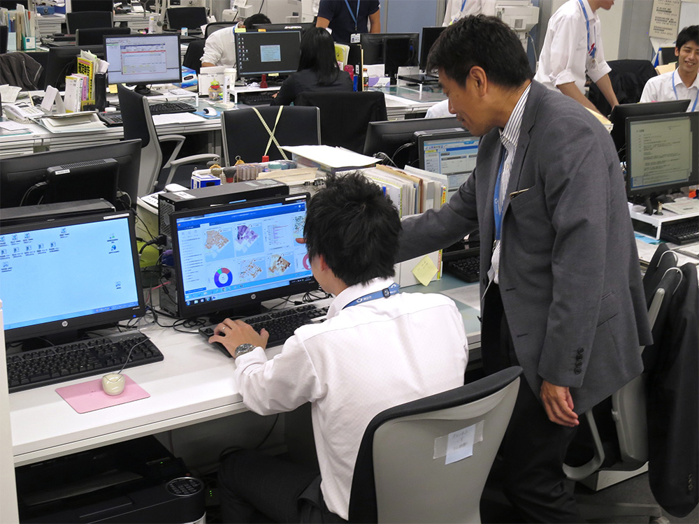 Insights for ArcGISを使ってデータ分析を行う
小泉氏（右）と鈴木氏（左）