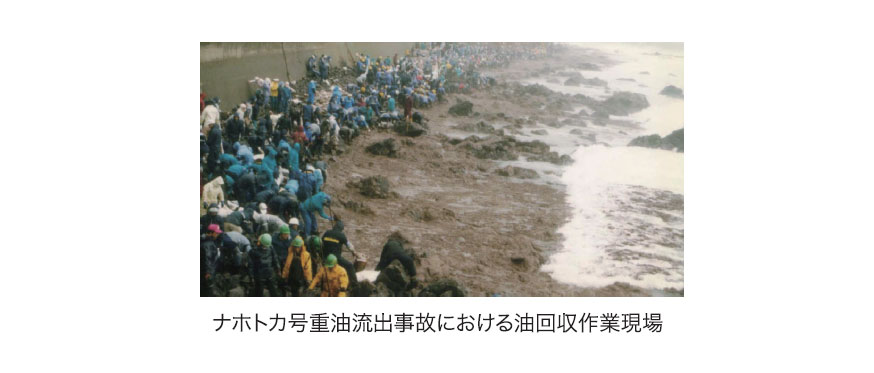 ナホトカ号重油流出事故における油回収作業現場