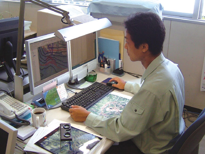 データを入力する内山氏