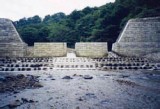 足水川第1号砂防堰堤（山形県小国町） 既設の堰堤にスリット（切れ込み）を施すことで、落ち葉などの 堆積の軽減や魚道の確保など環境面の配慮を行っている