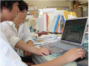 学生がArcGIS 製品を使用しているイメージ2