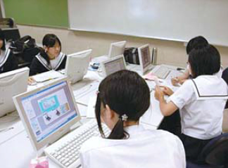 学生がArcGIS 製品を使用しているイメージ1