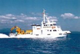 環境整備船「海輝」 「海輝」は浮遊ごみの回収機能に加え、水質・底質調査、潮流 観測等の広域的海洋環境調査が行える多目的機能を有した 調査観測兼清掃船である。