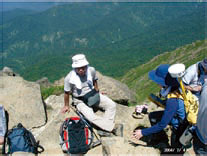 GPSで登山道の情報を収集
している様子（至仏山頂上）。