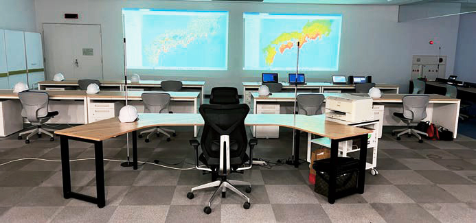 「テラ・ラボ 災害対策オペレーションセンター」情報解析室
航空機等による情報の三次元解析を行い、広域災害の初動期の現況図をクラウド上の GIS を活用し迅速に情報共有を行う