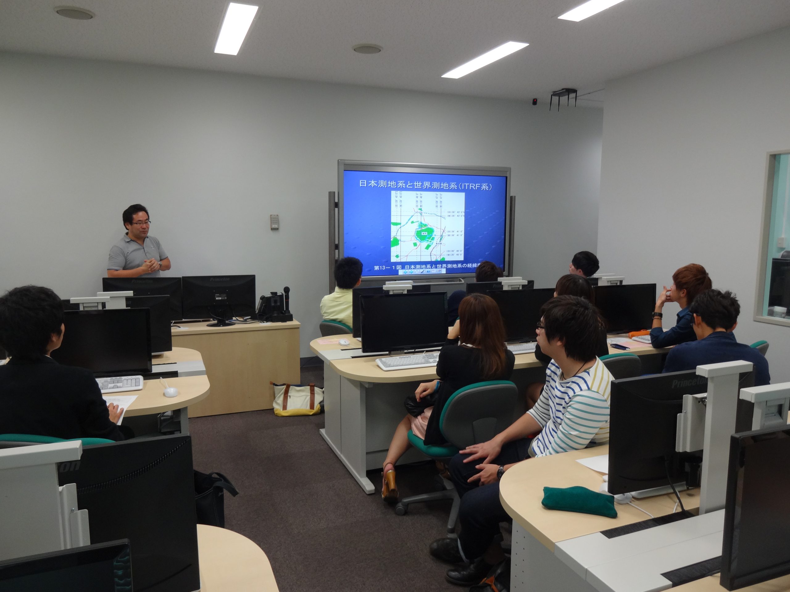 授業風景：電子黒板を導入し、 グループワークができるようにリニューアルした教室