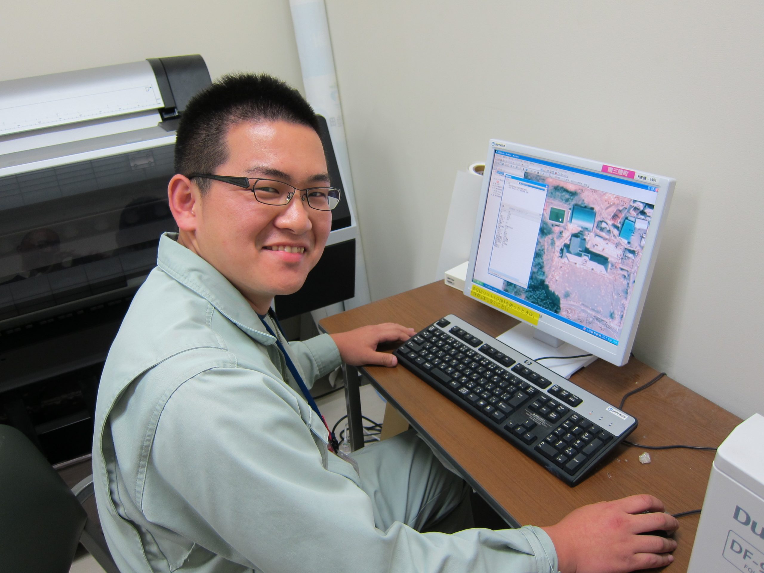 総務課のArcGISを操作する阿部氏