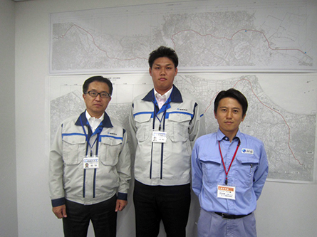 左から柴田部長、宮城氏、肘井EM