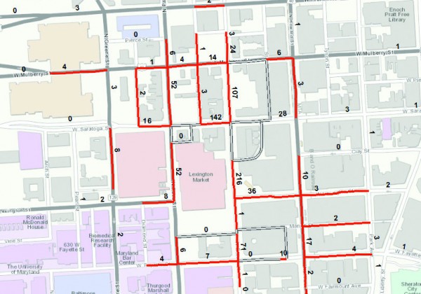 レキシントンマーケット周辺で1年間に薬物関係で逮捕者が出た通りを、個々のポイントデータをつなげ赤く示した。ボルチモア市警察はマーケット周辺を警戒重点地区に指定している。