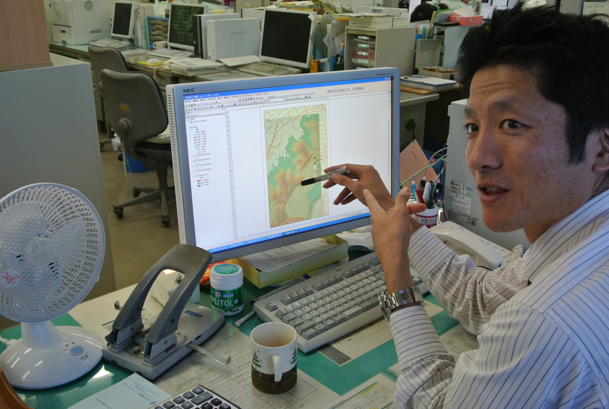 自ら ArcGIS を操作しながら説明する小山氏