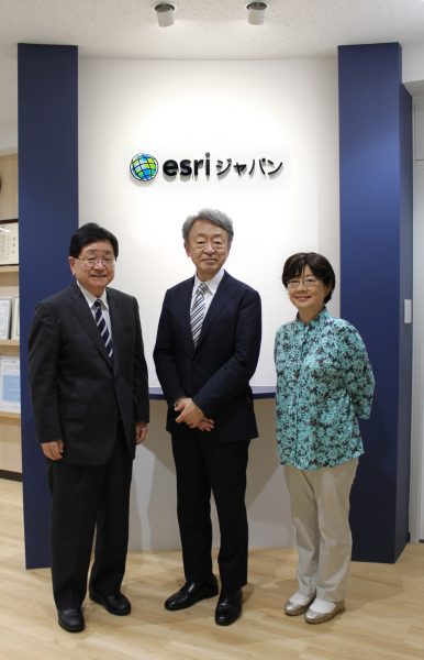 (左)代表取締役会長兼社長 正木 千陽・(中央)池上 彰 氏・(右)渡辺 美智子 氏